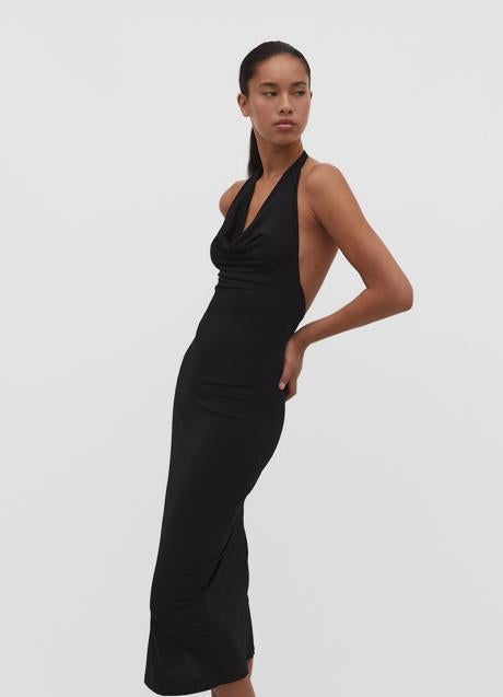 Vestido negro de Stradivarius (25,99 euros)