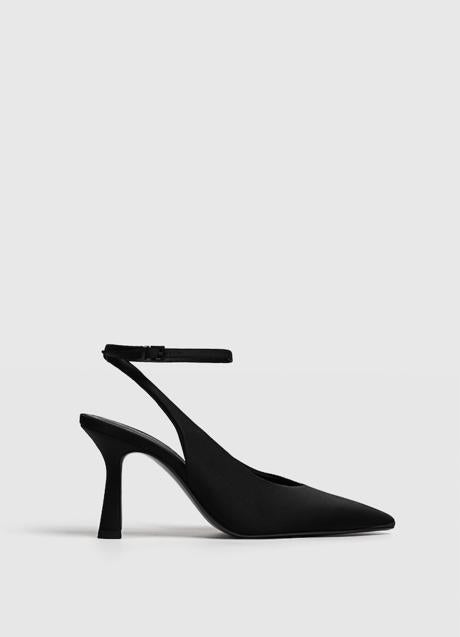 Zapato negro de Stradivarius (25,99 euros)