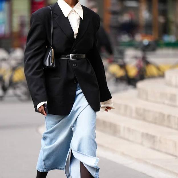 Influencer con look de falda vaquera, blazer y cinturón viral