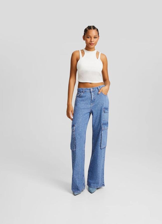 Jeans cargo strass de Bershka, 45,99 euros.