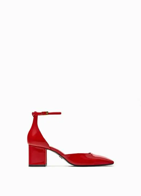 Zapatos con pulsera de color rojo de Zara (29,99 euros)