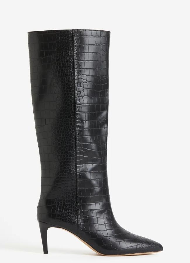 Botas altas con estampado de serpiente de H&M, 99,99 euros.