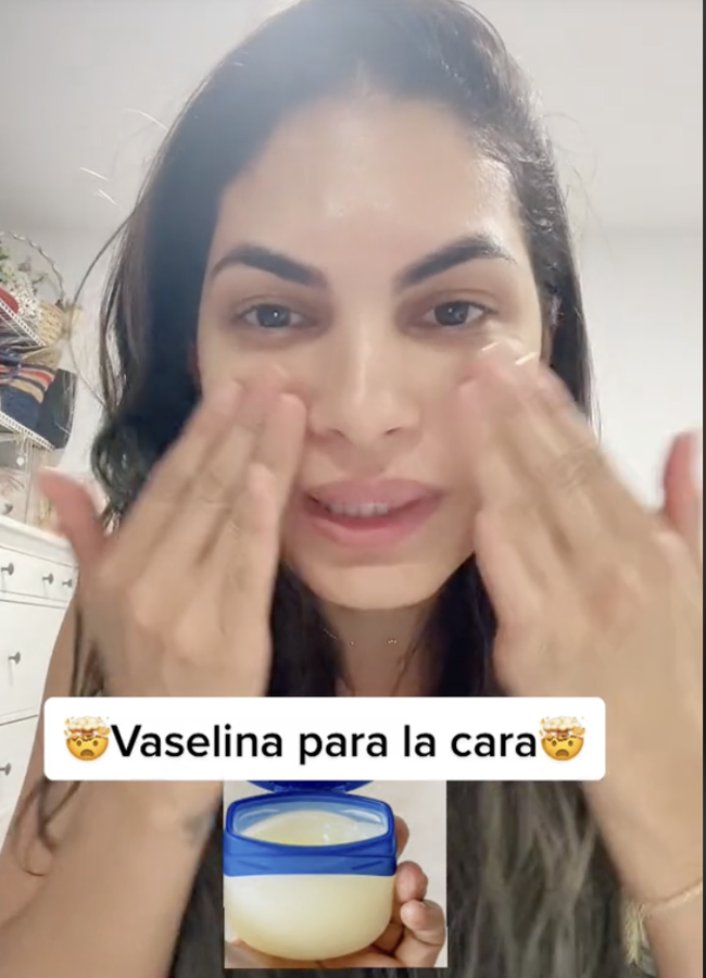 Una tiktoker aplicando vaselina en la cara. Foto: Tiktok.