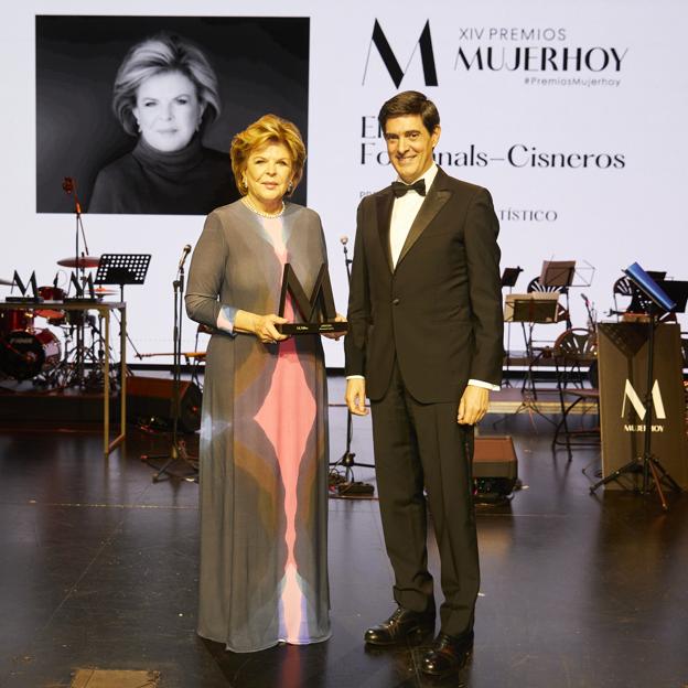 Ella Fontanals-Cisneros, galardonada con el Premio Mujerhoy al Mecenazgo Artístico, junto a Íñigo Argaya, director general de Negocio Editorial de Vocento.