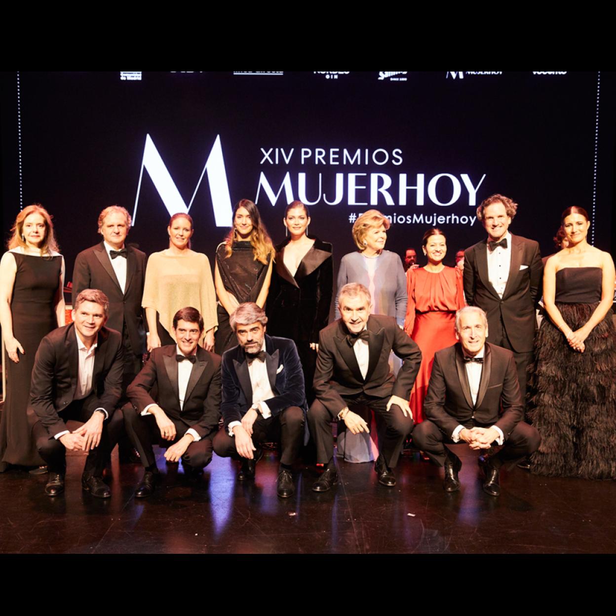 Foto de familia de premiados y autoridades en los Premios Mujerhoy 2023. Arriba, de izquierda a derecha: Lourdes Garzón, directora de Mujerhoy; Ignacio Ybarra, presidente de Vocento; Ana Dávila Ponce de León, consejera de Familia, Juventud y Asuntos Sociales de la Comunidad de Madrid; las premiadas Valentina Suárez-Zuloaga, CEO y co-fundadora de ES-Fascinante; Valentina Sampaio, top model y activista y Ella Fontanals-Cisneros, filántropa y coleccionista de arte contemporáneo; la ministra de Infancia y Juventud Sira Rego; Eduardo Petrossi, consejero delegado de Mahou San Miguel y Samary Fernández Feito, directora general del área de Lujo, Estilo de Vida y revistas de Vocento. En la fila de abajo, Philipe Casara, director general de Caudalie; Iñigo Argaya, director general de Negocio Editorial de Vocento; Luis Enríquez, CEO de Vocento; Iñaki Arechabaleta, presidente de Taller de Editores y Emilio Herrera, presidente de KIA./Álex Rivera