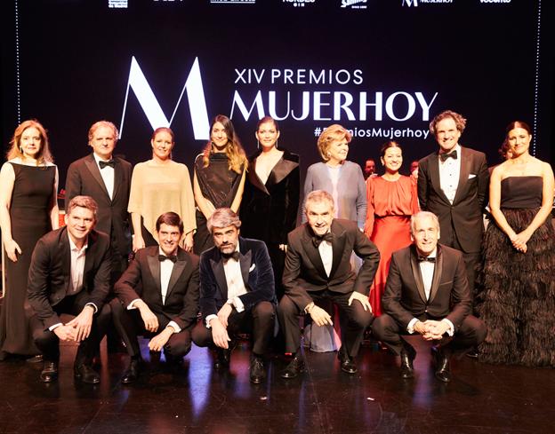 Foto de familia de premiados y autoridades en los Premios Mujerhoy 2023. Arriba, de izquierda a derecha: Lourdes Garzón, directora de Mujerhoy; Ignacio Ybarra, presidente de Vocento; Ana Dávila Ponce de León, consejera de Familia, Juventud y Asuntos Sociales de la Comunidad de Madrid; las premiadas Valentina Suárez-Zuloaga, CEO y co-fundadora de ES-Fascinante; Valentina Sampaio, top model y activista y Ella Fontanals-Cisneros, filántropa y coleccionista de arte contemporáneo; la ministra de Infancia y Juventud Sira Rego; Eduardo Petrossi, consejero delegado de Mahou San Miguel y Samary Fernández Feito, directora general del área de Lujo, Estilo de Vida y revistas de Vocento. En la fila de abajo, Philipe Casara, director general de Caudalie; Iñigo Argaya, director general de Negocio Editorial de Vocento; Luis Enríquez, CEO de Vocento; Iñaki Arechabaleta, presidente de Taller de Editores y Emilio Herrera, presidente de KIA.