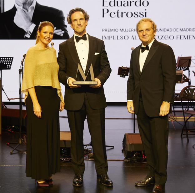 Eduardo Petrossi, consejero delegado de Mahou San Miguel recoge su premio de manos de Ana Dávila-Ponce de León, consejera de Familia, Juventud y Asuntos Sociales de la Comunidad de Madrid, e Ignacio Ybarra, presidente de Vocento. 