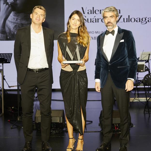 Valentina Súarez-Zuloaga, galardonada con el Premio Mujerhoy al Emprendimiento, junto a Luis Enríquez, CEO de Vocento y Philippe Casara, director general de Caudalie.