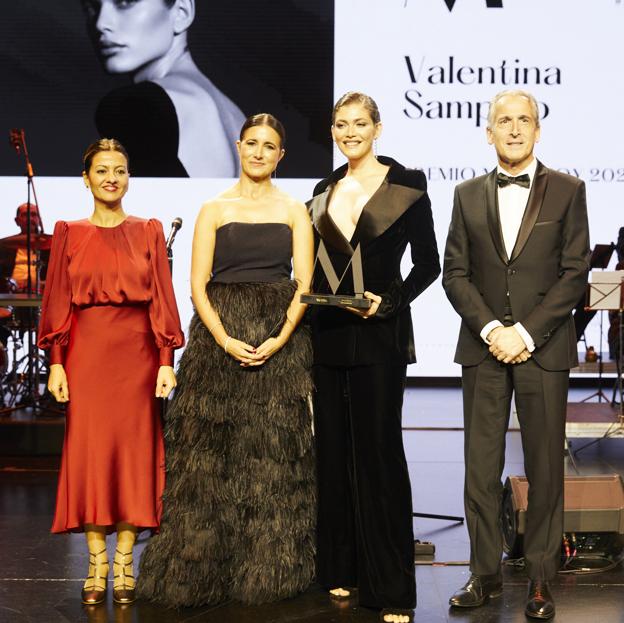 Valentina Sampaio, junto a Sira Rego, ministra de Juventud e Infancia, Samary Fernández Feito, directora general del Área de Lujo, Estilo de Vida y Revistas de Vocento, y Emilio Herrera, presidente de Kia.