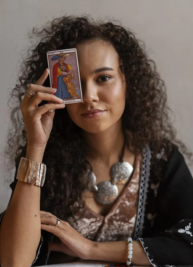 Mujer con cartas del Tarot/FREEPIK
