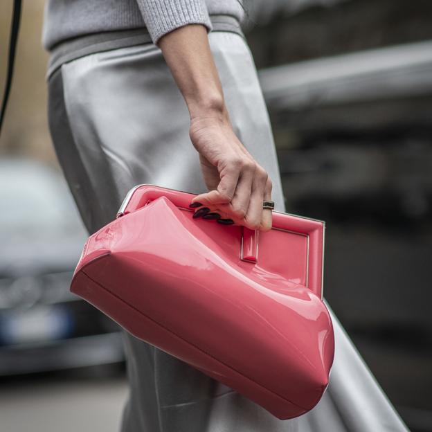 Así es el bolso efecto bota de agua que querrás llevar los días de lluvia