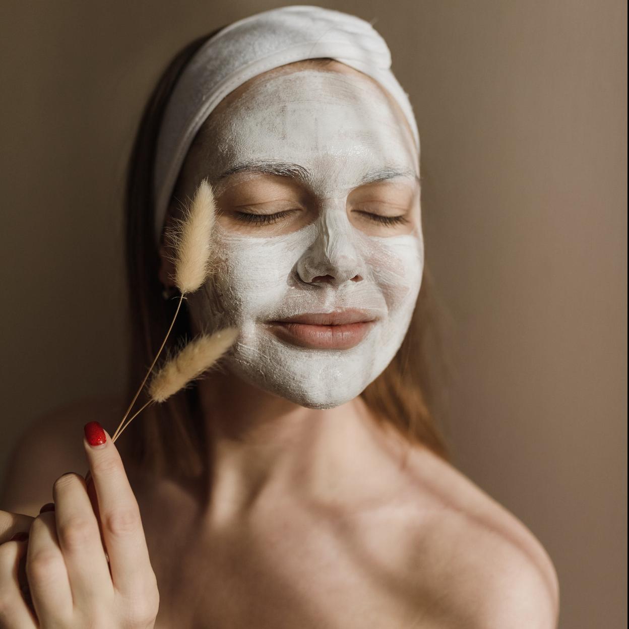 Mujer con mascarilla/PEXELS