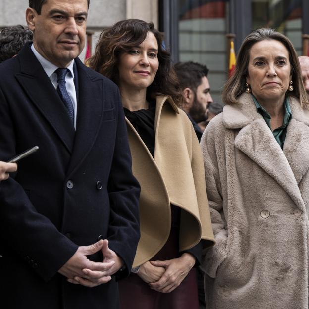 Isabel Díaz Ayuso da una lección de estilo el día de la Constitución con una capa cortita estilo Letizia y su falda favorita