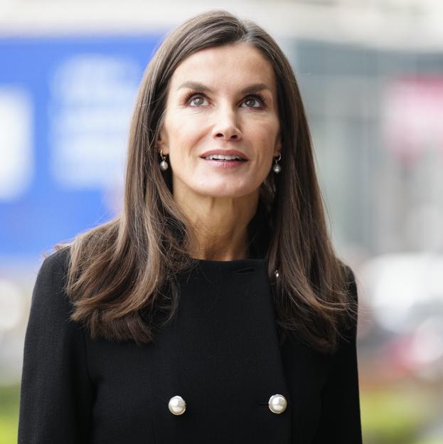 La lección de estilo de la reina Letizia para ir elegante en invierno: el look sorpresa con falda midi