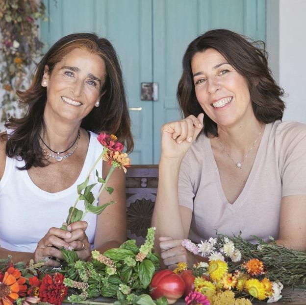 Isabel Aguado (izqu.) y Yolanda Aragonés (dcha.) son las fundadoras del taller de flores Los Rosales.