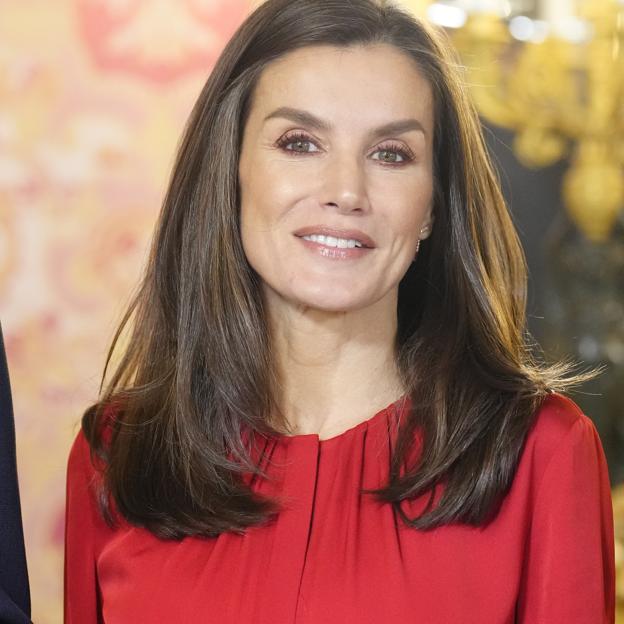 La reina Letizia repite su look de invierno perfecto: falda midi bordada y sus botas negras favoritas