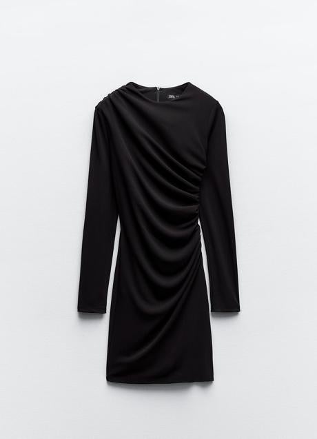 Vestido negro drapeado de Zara (25,99 euros)