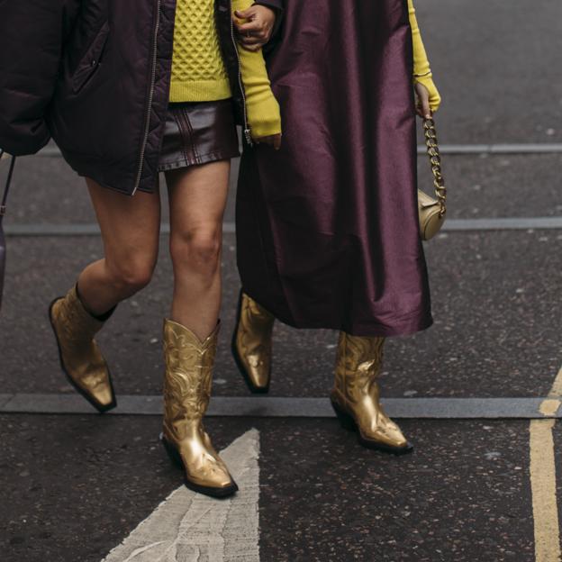 Así son las botas de agua en dorado que tienen lista de espera y que nunca pensabas que llevarías en tus looks de invierno