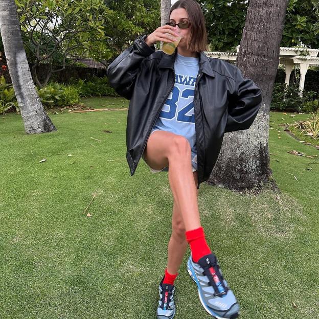 Hailey Bieber luciendo look con zapatillas