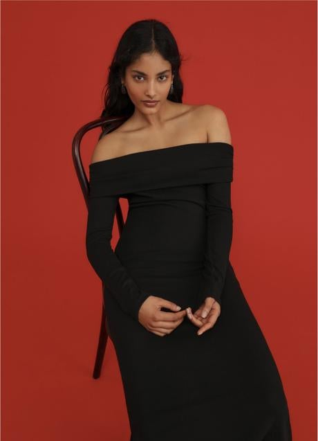 Vestido negro de Stradivarius (25,99 euros)