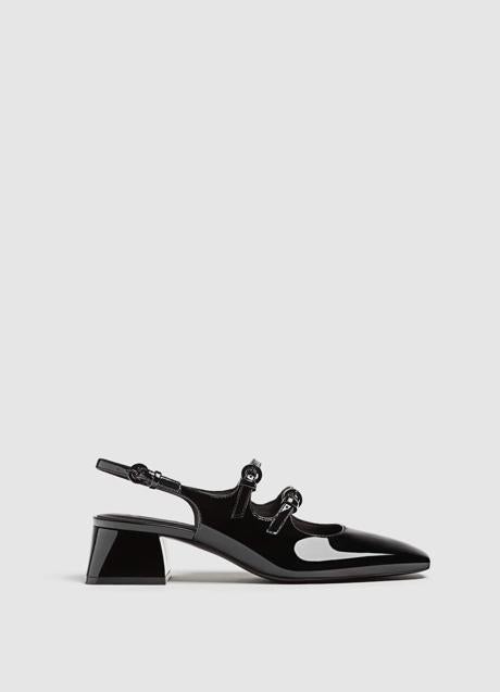 Zapatos negros de Stradivarius (29,99 euros)