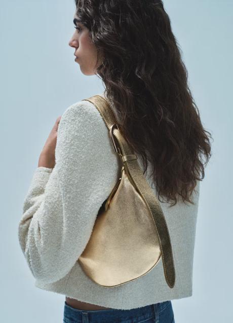 Bolso dorado de Mango (59,99 euros)