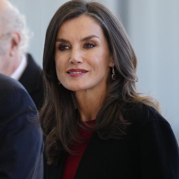 La reina Letizia acierta con un look con truco para tener cintura de avispa: así ha reutilizado su vestido rojo favorito