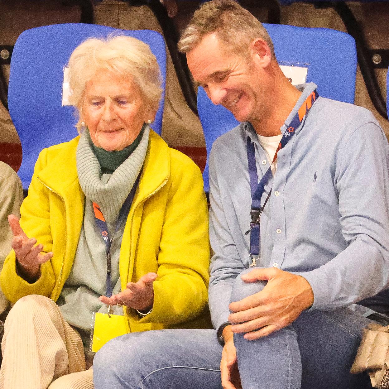 Iñaki Urdangarin, con su madre, Claire, en un partido de balonmano. i/GTRES