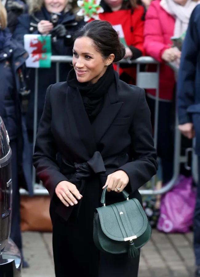 Meghan Markle con bolso Mini Venice en verde de DeMellier. Foto: Getty.