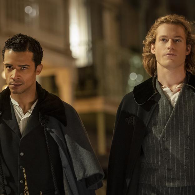 Jacob Anderson y Sam Reid en un fotograma de la serie Entrevista con el vampiro.