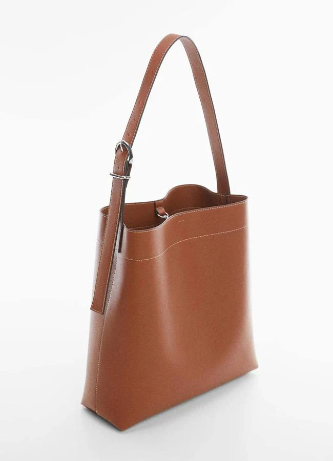 El bolso perfecto para usar todos los días sin cansarte está en Stradivarius