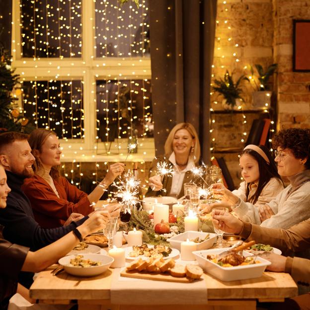 Familia celebrando una cena de Navidad en armonía. 