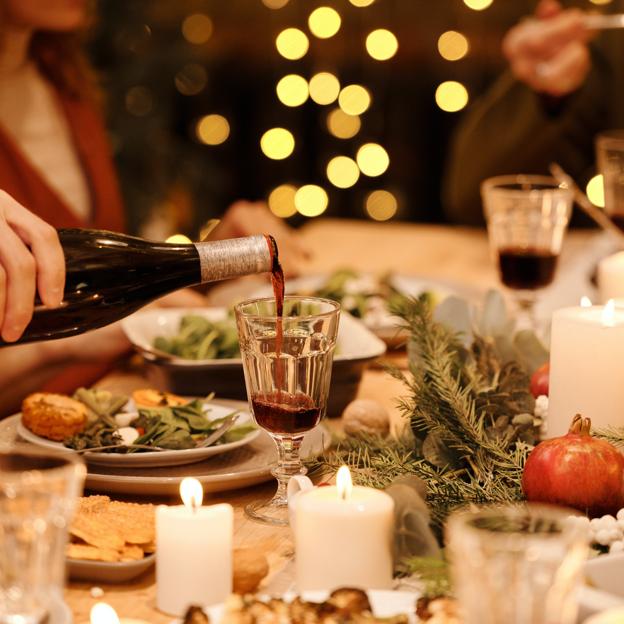 Mesa preparada para la cena de Navidad. 