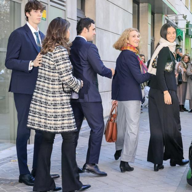 Una muestra del divertido desfile de Borbones que se produjo a la salida del restaurante, con Victoria Federica seguida por la infanta Elena, Froilán, Pablo Urdangarin y Alexia de Grecia. 