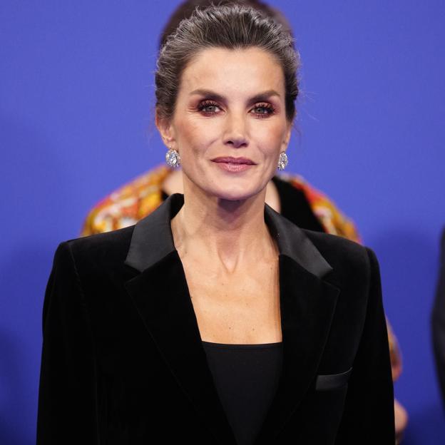 La reina Letizia, elegantísima de negro con un traje joya en el concierto de clausura de la Presidencia española del Consejo de la Unión Europea