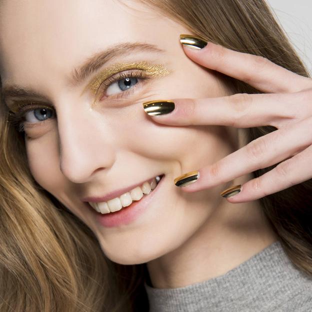 Ideas de inspiración de uñas con tonos dorados súper glamurosas para Nochevieja