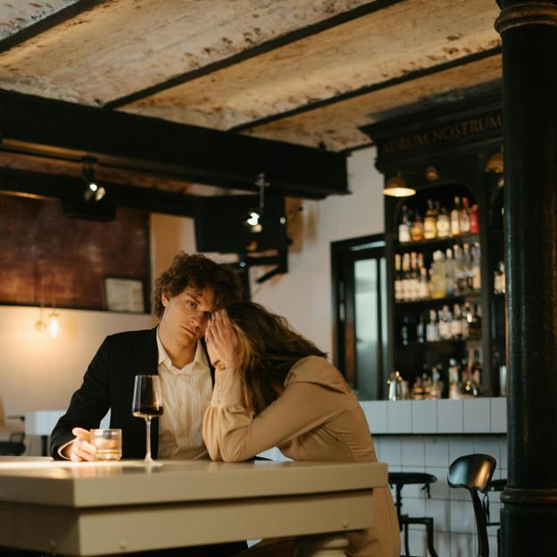 Una pareja tomando una copa en un bar. 