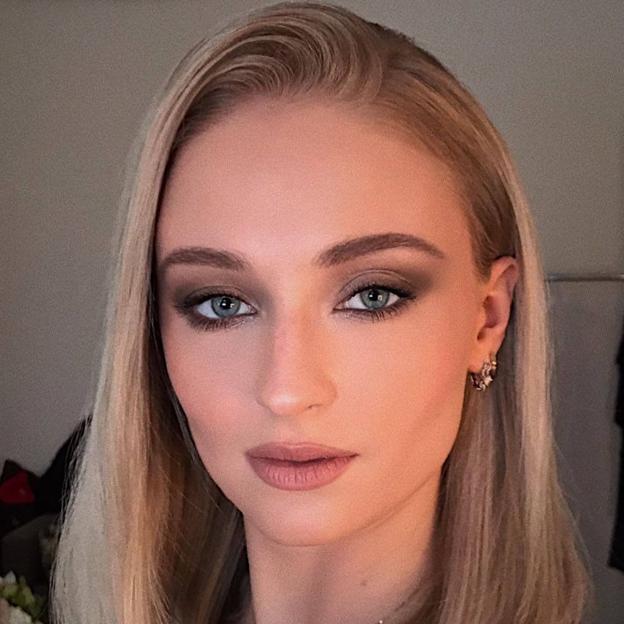 Sophie Turner con maquillaje de ojos grises ahumados