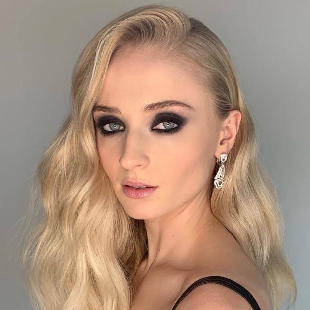 Sophie Turner con maquillaje de ojos grises estilo smokey eye en negro