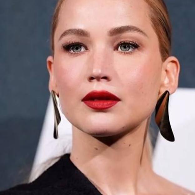 Maquillaje de ojso grises estilo french girl makeup en jennifer Lawrence