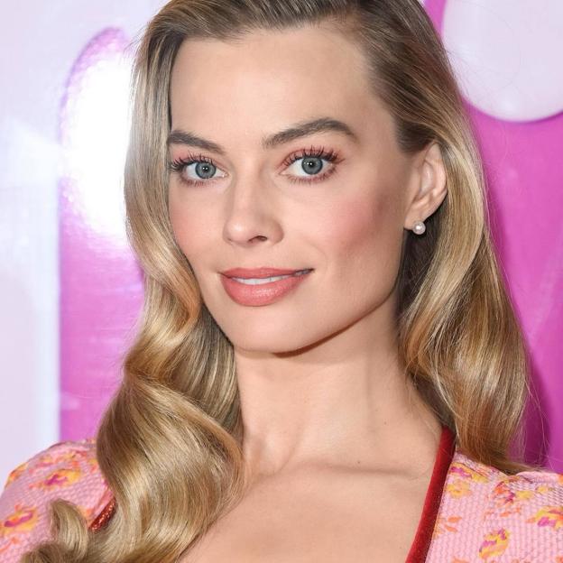 Margot Robbie con maquillaje de ojos grises en tonos rosa