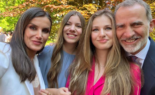 La reina Letizia tomó este 'selfie' familiar en la graduación de Leonor, el pasado junio. 