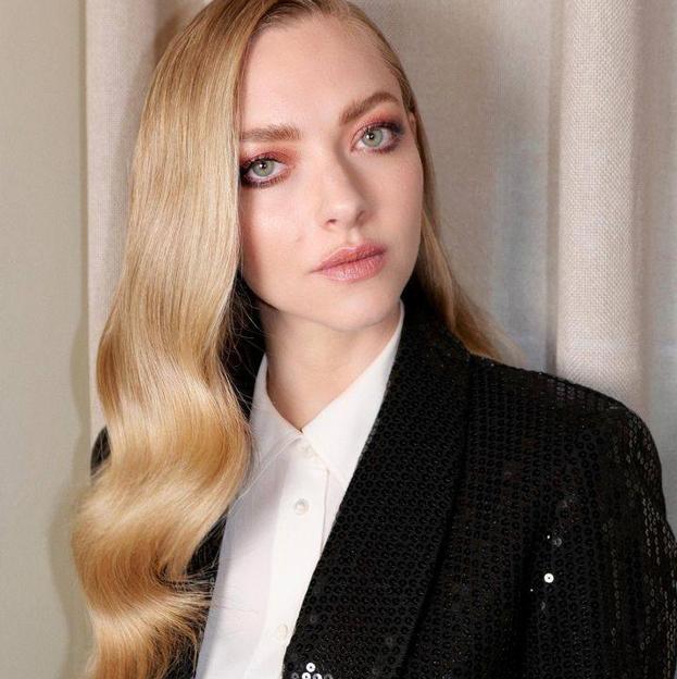 Amanda Seydried con melena luminosa