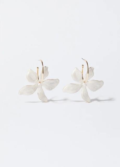 Pendientes con forma de flor de Parfois (9,99 euros)