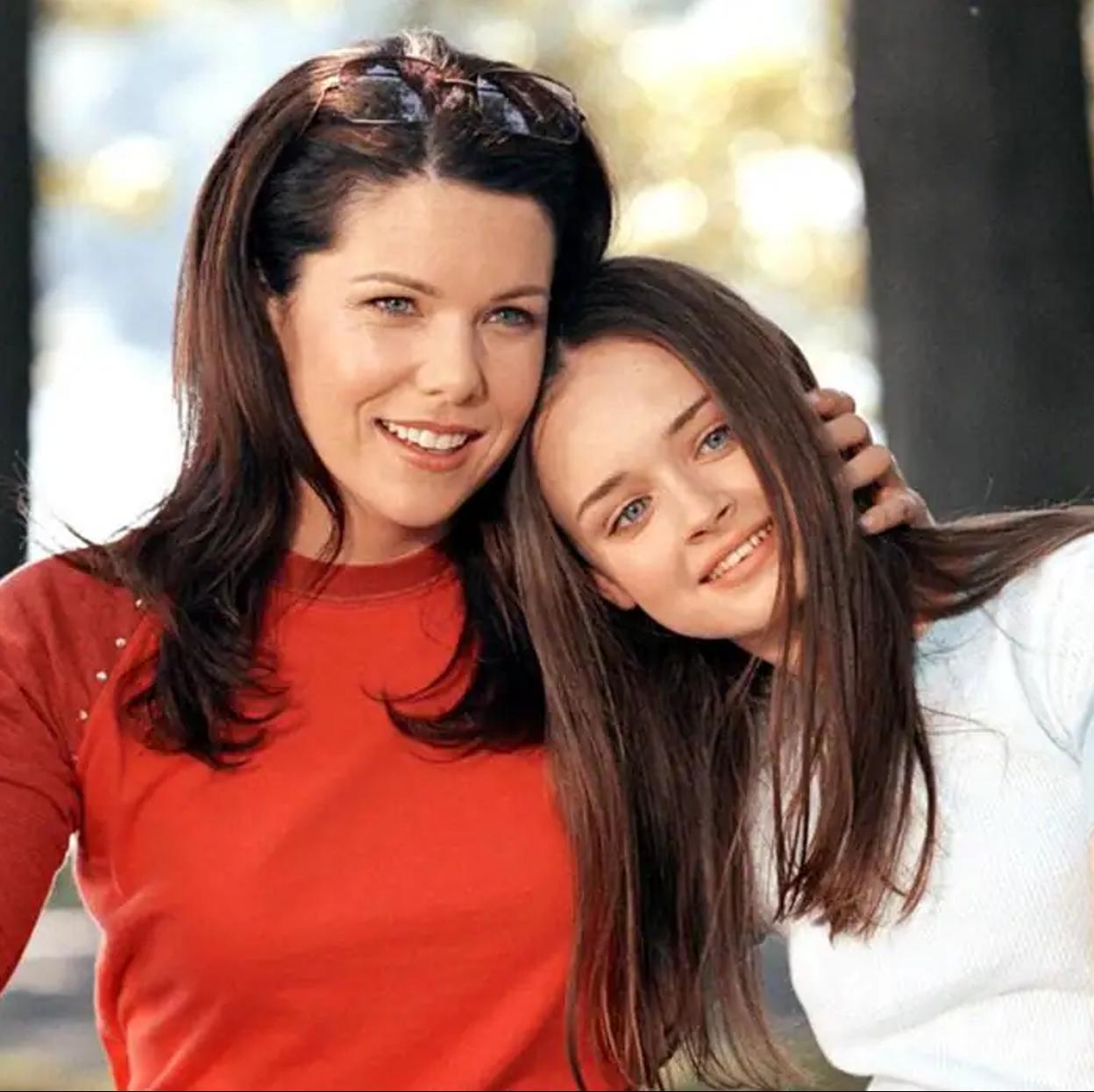 Alexis Bledel y Lauren Graham en un escena de 'Las chicas Gilmore'. /