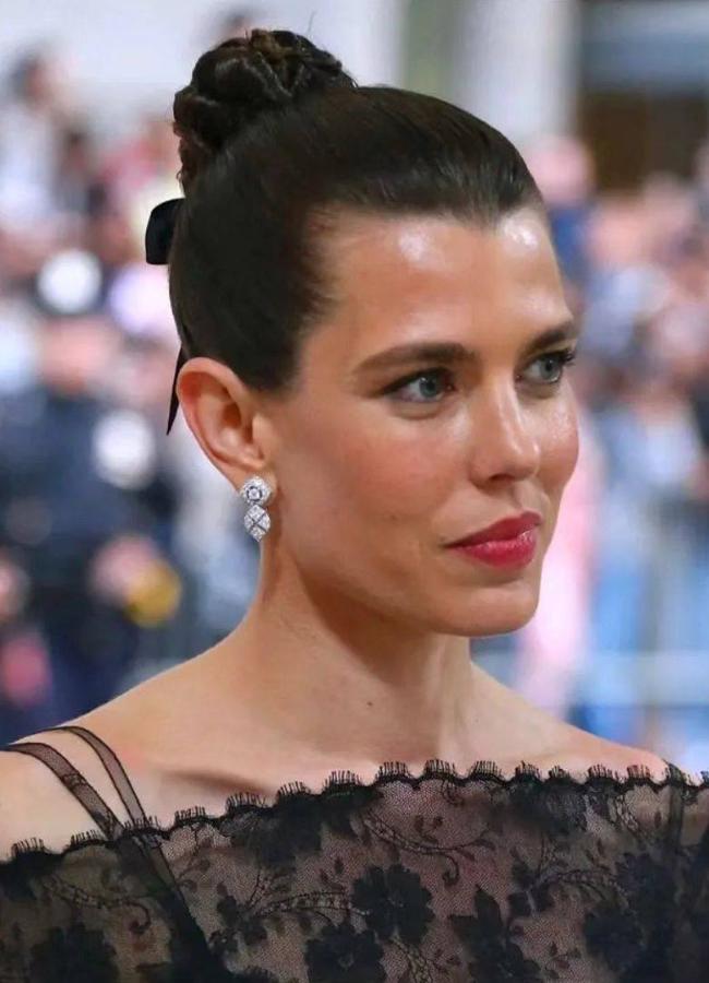 Carlota Casiraghi con moño trenzado de bailarina/@carlotacasiraghi