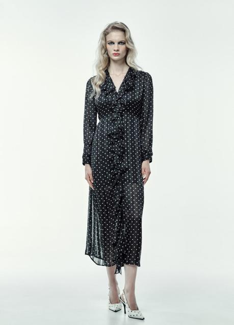 Vestido con estampado de lunares de Sfera (49,95 euros)