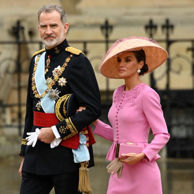 Doña Letizia junto a Felipe VI en la Coronación de Carlos III. 