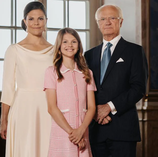 La princesa Estelle junto a su madre, la princesa Victoria y su abuelo, el rey Carlos Gustavo.