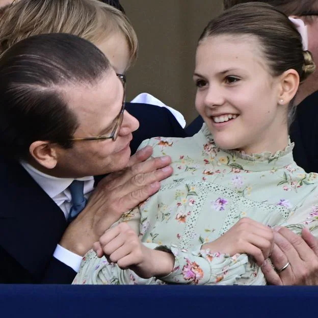 La princesa Estelle junto a su padre Daniel de Suecia.
